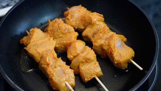 Brochetas de pollo al azafrán: una facilísima receta oriental
