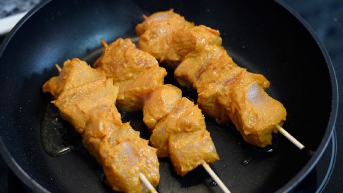 Brochetas de pollo al azafrán: una facilísima receta oriental