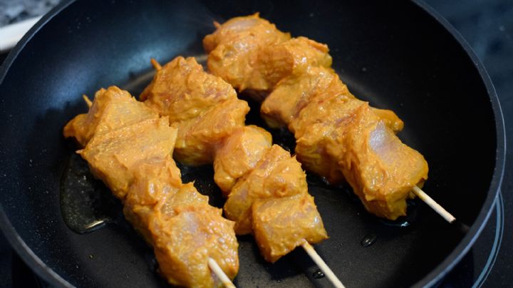 Brochetas de pollo al azafrán: una facilísima receta oriental