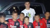 Foto ilustrativa de la nota titulada: Newell’s suspendió a seis niños por sacarse una foto con un jugador de Rosario Central