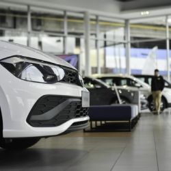 Automotrices desafían a Caputo y suben sus precios