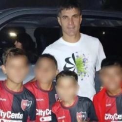 Newell’s suspendió a seis niños por sacarse una foto con un jugador de Rosario Central