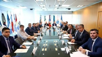 Los tres frentes que reavivan la disputa por la caja entre Luis Caputo y los gobernadores