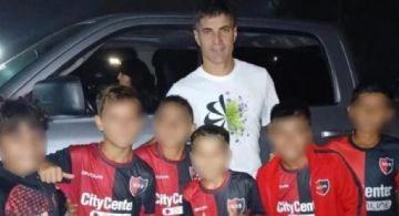 Newell’s suspendió a seis niños por sacarse una foto con un jugador de Rosario Central