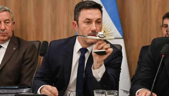 Luis Petri dijo que no renunciará hasta diciembre y destruyó a Martín Lousteau