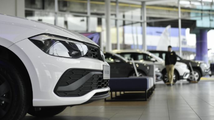 Automotrices desafían a Caputo y suben sus precios