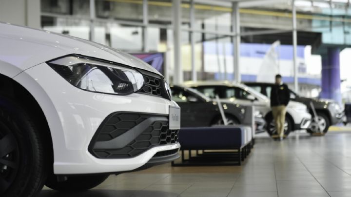Automotrices desafían a Caputo y suben sus precios