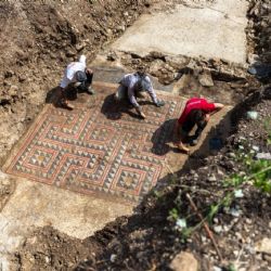 Descubren en Francia un mosaico romano intacto