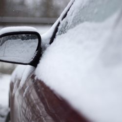 No lo hagas: los errores más comunes al quitar el hielo del parabrisas