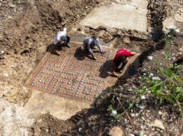 Descubren en Francia un mosaico romano intacto