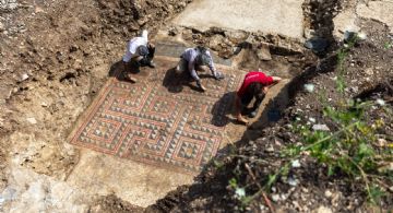 Descubren en Francia un mosaico romano intacto