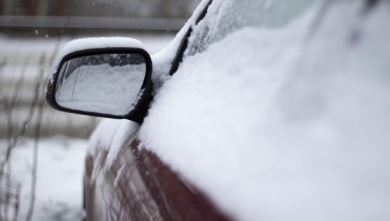 No lo hagas: los errores más comunes al quitar el hielo del parabrisas