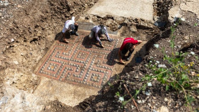Descubren en Francia un mosaico romano intacto
