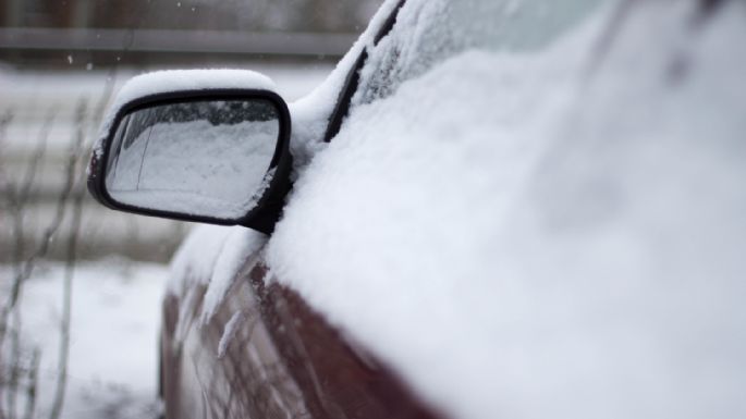 No lo hagas: los errores más comunes al quitar el hielo del parabrisas