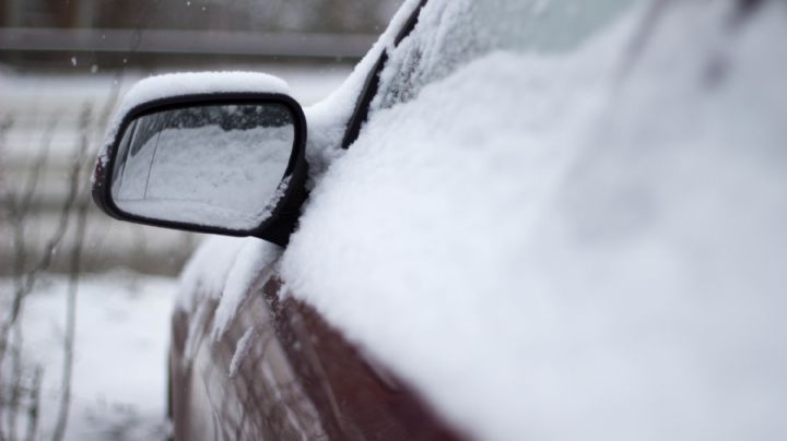 No lo hagas: los errores más comunes al quitar el hielo del parabrisas