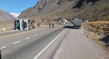 Volcó un camión cargado de manzanas en la ruta 7