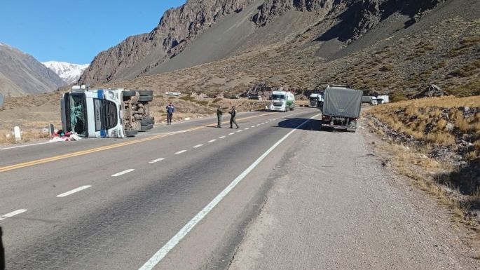 Volcó un camión cargado de manzanas en la ruta 7