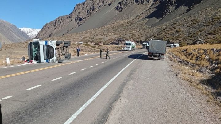 Volcó un camión cargado de manzanas en la ruta 7