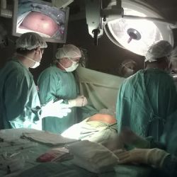 Le dejaron una gasa de 30 cm en el abdomen tras una cesárea y ahora deben indemnizarla