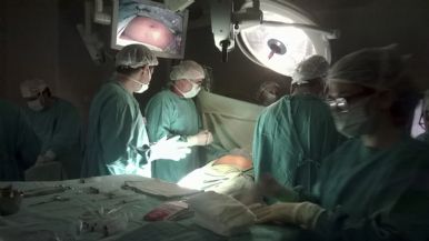 Foto iliustrativa de  Le dejaron una gasa de 30 cm en el abdomen tras una cesárea y ahora deben indemnizarla