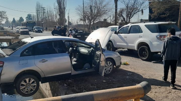 Una camioneta y un auto chocaron en la puerta de un supermercado 