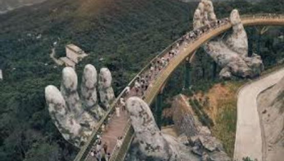 El increíble puente sostenido por "dos manos"