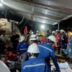 Rescatan a 18 mineros atrapados por un derrame