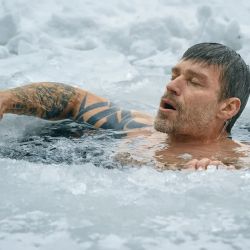 Advierten sobre los riesgos de sumergirse en hielo 