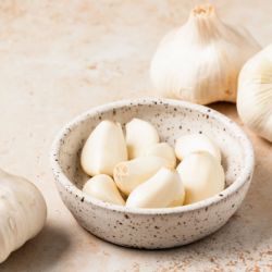 Cinco razones por la que deberías comer ajo crudo