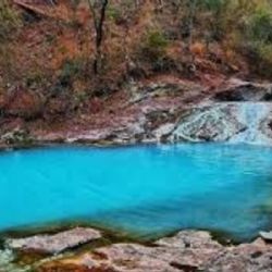 No es Cacheuta, pero tiene aguas termales cristalinas en medio de las montañas