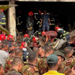 Se estrelló un avión contra una escuela en Bangladés y murieron 20 personas 