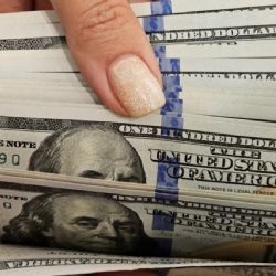 El dólar oficial cerró con leve baja