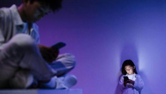 Usan la IA para crear desnudos falso y extorsionar a menores