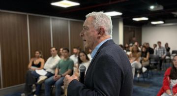 Condenan al expresidente colombiano Álvaro Uribe por soborno