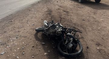 Un motociclista de 14 años murió al chocar contra un auto y una camioneta 