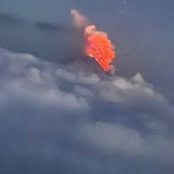 Tras el fuerte terremoto en Rusia, un volcán entró en erupción