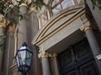 El Banco Central reduce los encajes bancarios desde hoy