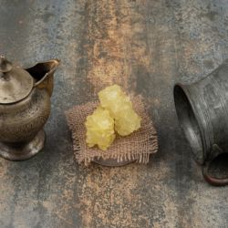 Hallan evidencia de miel en antiguas jarras de bronce