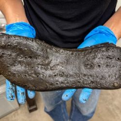 Zapatos gigantes hallados en Roma desconciertan a los arqueólogos 