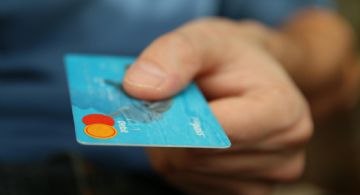 Más deudas y atraso para pagar la tarjeta: cómo llegan a fin de mes las familias