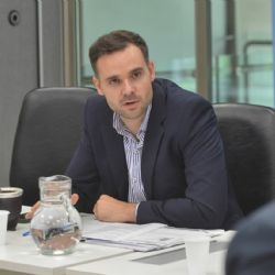 Senador denunció a Mercedes Rus por la falta de móviles policiales