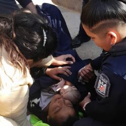 Una mujer dio a luz frente a la Plaza Independencia  