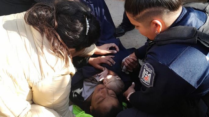Una mujer dio a luz frente a la Plaza Independencia  