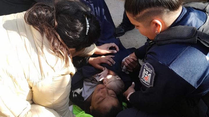 Una mujer dio a luz frente a la Plaza Independencia  