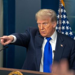 Trump demanda a empresas de noticias
