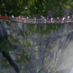 El terrorífico puente de cristal que se rompe mientras caminás
