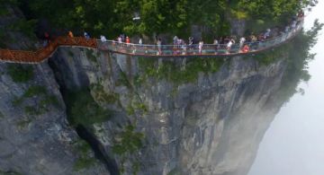 El terrorífico puente de cristal que se rompe mientras caminás