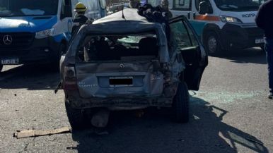 Foto iliustrativa de  Un camión intentó sobrepasar a un colectivo y chocó con un auto 