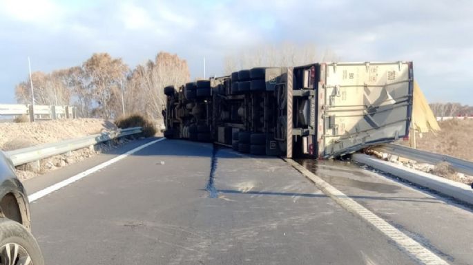 Accidente en ruta 7: camión volcó cerca del empalme con ruta 40