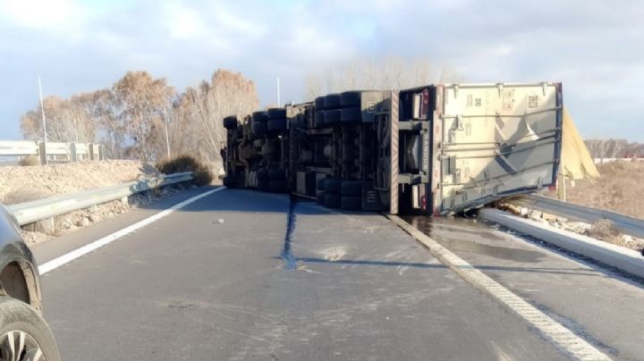 Accidente en ruta 7: camión volcó cerca del empalme con ruta 40